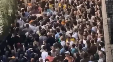 جنازة أطفال فيصل ووالدتهم تجمع الأهل في وداع مؤثر بأربع نعوش تحمل الفقد والاحتراق